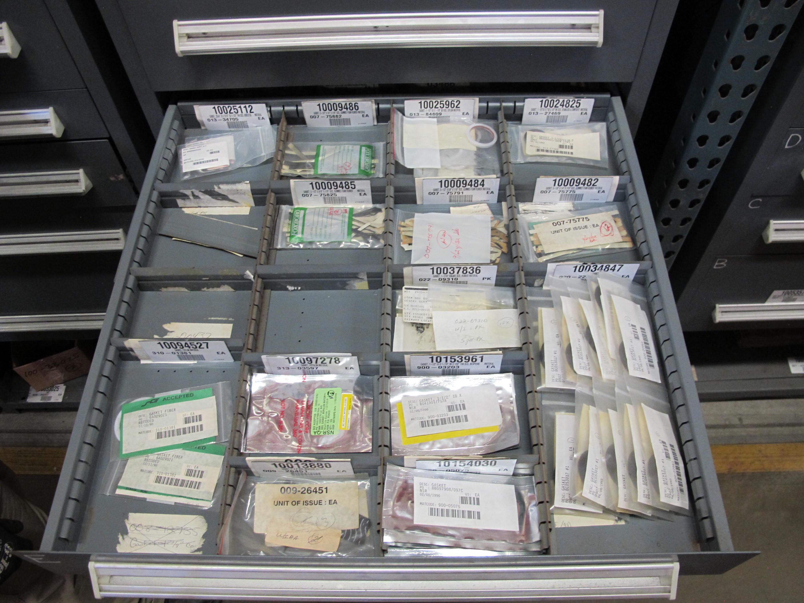 STANLEY VIDMAR HEAVY DUTY 5-DRAWER PARTS CABINET W/ CONTENTS (W-50) LOADING & HANDLING FEE $25-